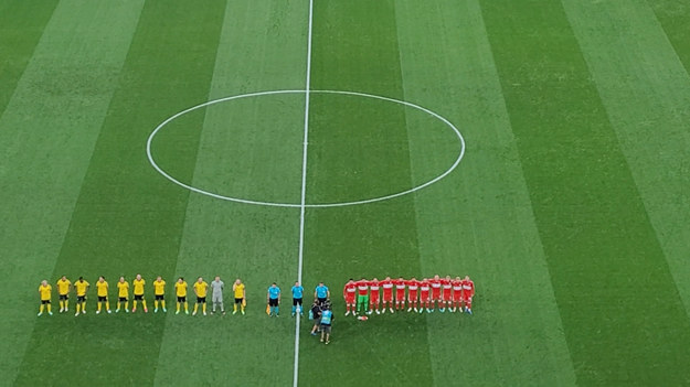 Na stadionie w Sankt Petersburgu Polscy piłkarze grają o wyjście z grupy na Euro 2020. Oto hymn Polski odśpiewany przez piłkarzy i kibiców.