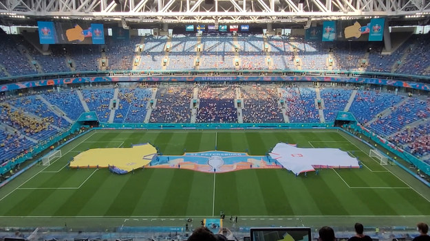 Na stadionie w Sankt Petersburgu Polscy piłkarze grają o wyjście z grupy na Euro 2020. Oto ceremonia otwarcia spotkania.