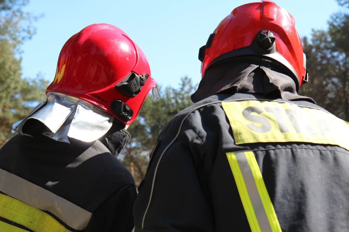 W miejscowości Parzniewice w powiecie piotrkowskim w województwie łódzkim autobus uderzył w budynek gospodarczy. Zginął kierowca autobusu. Trzy osoby spośród około 25 pasażerów zostały ranne - przekazał po południu rzecznik prasowy wojewódzkiej straży pożarnej Jędrzej Pawlak.