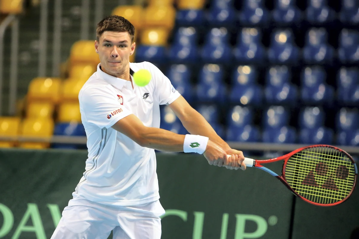 Kamil Majchrzak wygrał z Holendrem Robinem Haase 6:7 (5-7), 7:6 (7-4), 6:4 w drugiej rundzie trzystopniowych kwalifikacji wielkoszlemowego Wimbledonu. W drugiej fazie odpadł drugi polski tenisista startujący w eliminacjach męskiego singla - Kacper Żuk.