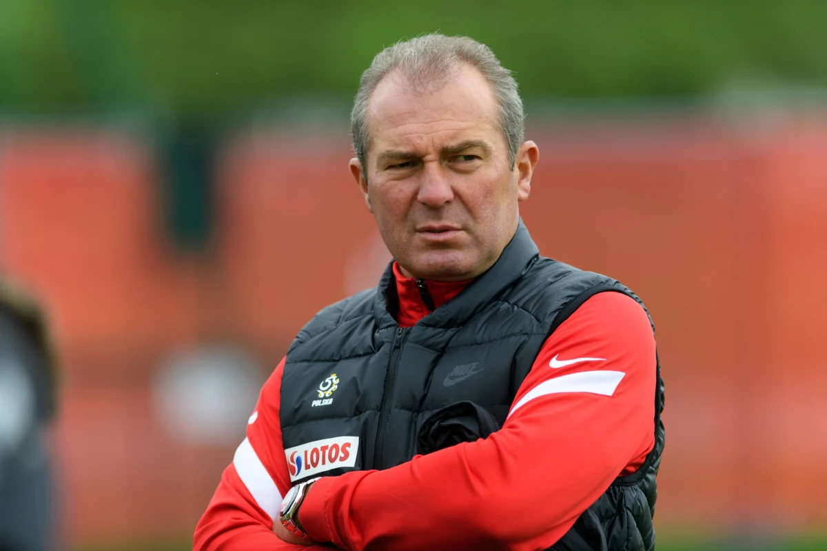 „Mamy progres gry w reprezentacji. Będziemy reprezentacją, która w najbliższych czasach może zrobić krok do przodu i grać bardziej odważny futbol” – tak o ostatnich latach polskiej piłki nożnej mówił w Porannej rozmowie w RMF FM wiceprezes PZPN Marek Koźmiński. Komentując występ Polaków na Euro 2020 działacz powiedział, że powinniśmy przyjrzeć się grze defensywnej. „Nasza gra w defensywie wyglądała bardzo źle, w trzech meczach straciliśmy 6 bramek, niektóre kuriozalne” – mówił. Dodał, że problemem jest zróżnicowanie poziomów piłkarzy w drużynie. „Polska reprezentacja składa się z zawodników wybitnych, ale również zawodników, którzy zdecydowanie grają na niższym poziomie. Nie jesteśmy jednolitą reprezentacją, to w jakiś sposób rzutuje na wyniki” – powiedział. Zaznaczył, że kiedyś było inaczej. „Te reprezentacje przez ileś lat poprzednich były bardziej wyrównane. Dzisiaj mamy 2-4 osoby światowego formatu, przez których pryzmat oceniamy możliwości kadry. I to troszeczkę mydli nam oczy” – komentował Koźmiński. 