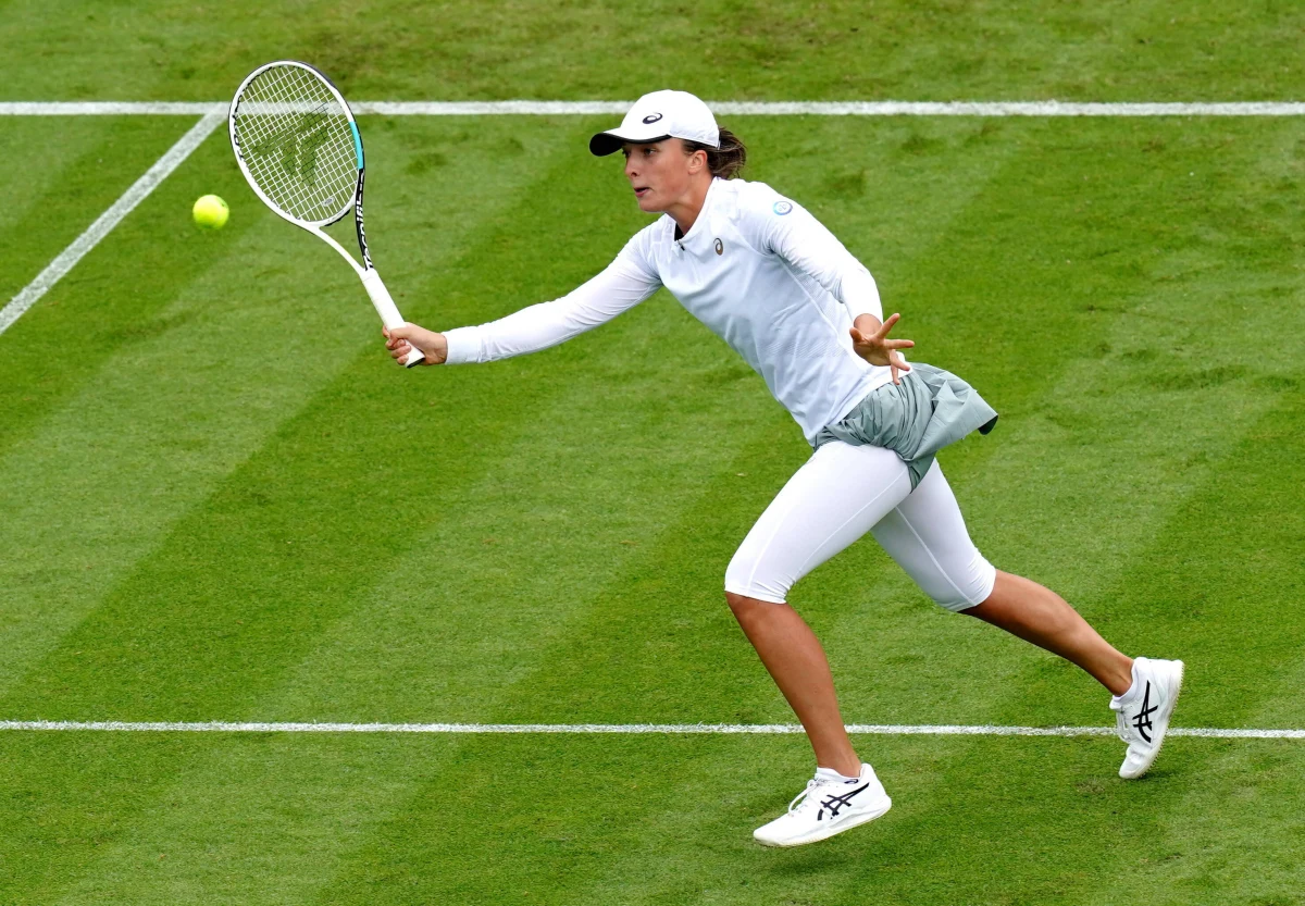 Rozstawiona z numerem czwartym Iga Świątek przegrała z Rosjanką Darią Kasatkiną 6:4, 0:6, 1:6 i odpadła w 1/8 finału tenisowego turnieju WTA na kortach trawiastych w Eastbourne.