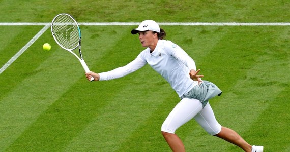 Rozstawiona z numerem czwartym Iga Świątek przegrała z Rosjanką Darią Kasatkiną 6:4, 0:6, 1:6 i odpadła w 1/8 finału tenisowego turnieju WTA na kortach trawiastych w Eastbourne.