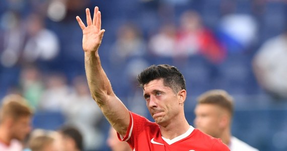 Kapitan piłkarskiej reprezentacji Polski Robert Lewandowski przyznał, że trudno będzie pogodzić się z zakończeniem na fazie grupowej udziału w mistrzostwach Europy. "Na pewno to boli. Odpadnięcie z turnieju zawsze jest porażką" - powiedział 32-letni napastnik.