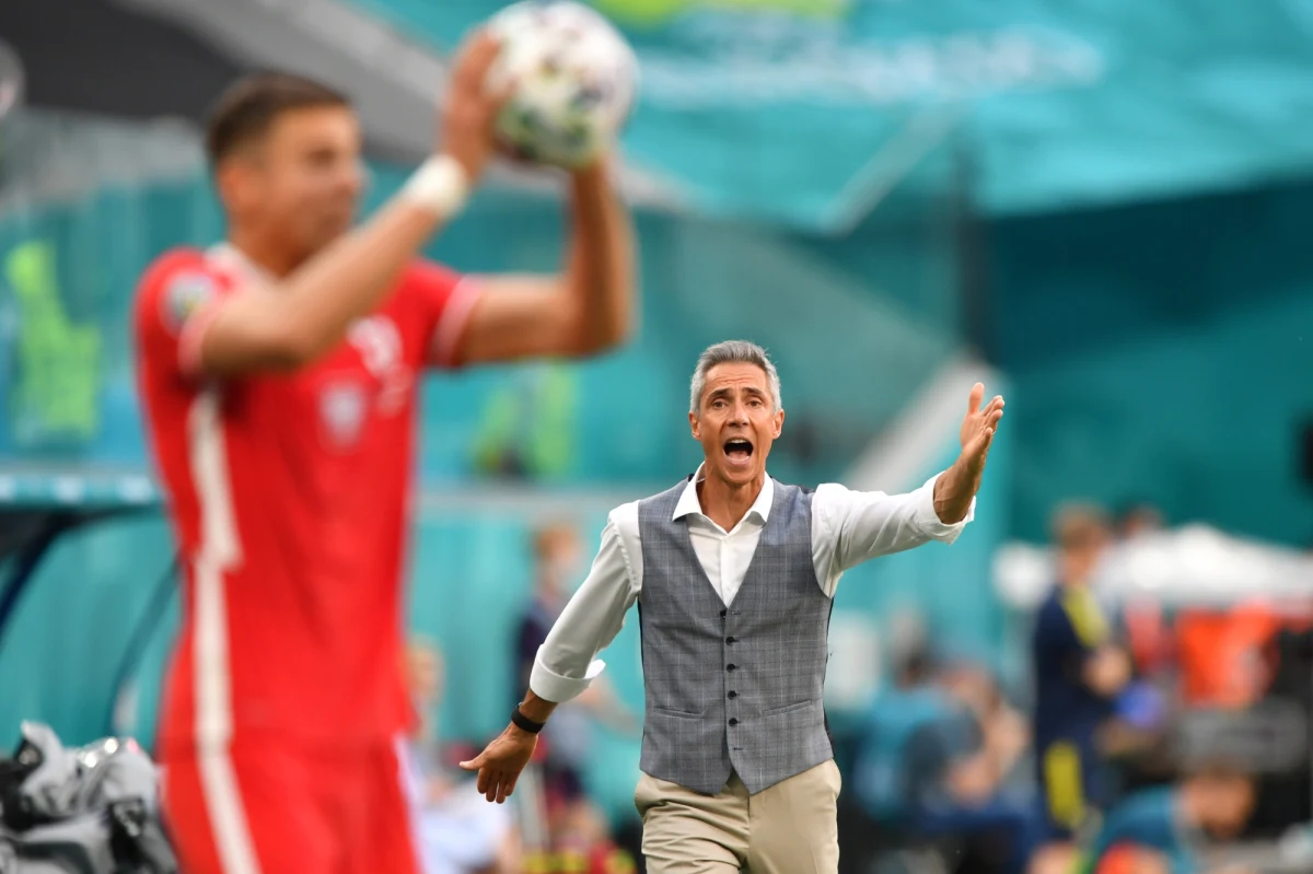 Trener polskich piłkarzy Paulo Sousa przyznał, że jego drużyna zasłużyła "na znacznie więcej niż dostała w tym turnieju". "Wszyscy jesteśmy rozczarowani" - dodał selekcjoner. Biało-czerwoni przegrali w Sankt Petersburgu ze Szwecją 2:3 i odpadli z mistrzostw Europy.