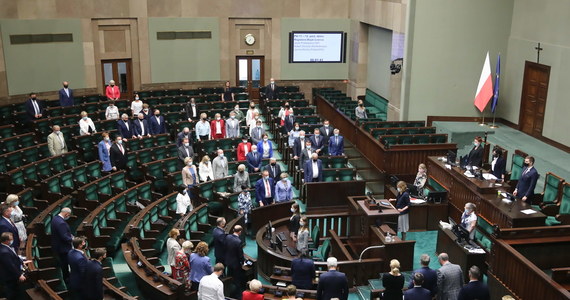 W Sejmie odbyła się seria debat nad odwołaniem ważnych polityków obozu władzy: wicemarszałka Ryszarda Terleckiego, a także ministrów Mariusza Kamińskiego, Jacka Sasina i Michała Dworczyka. Tuż po zakończeniu dyskusji, w nocy posłowie i posłanki wzięli udział w głosowaniu. Wszystkie wnioski zostały odrzucone. 