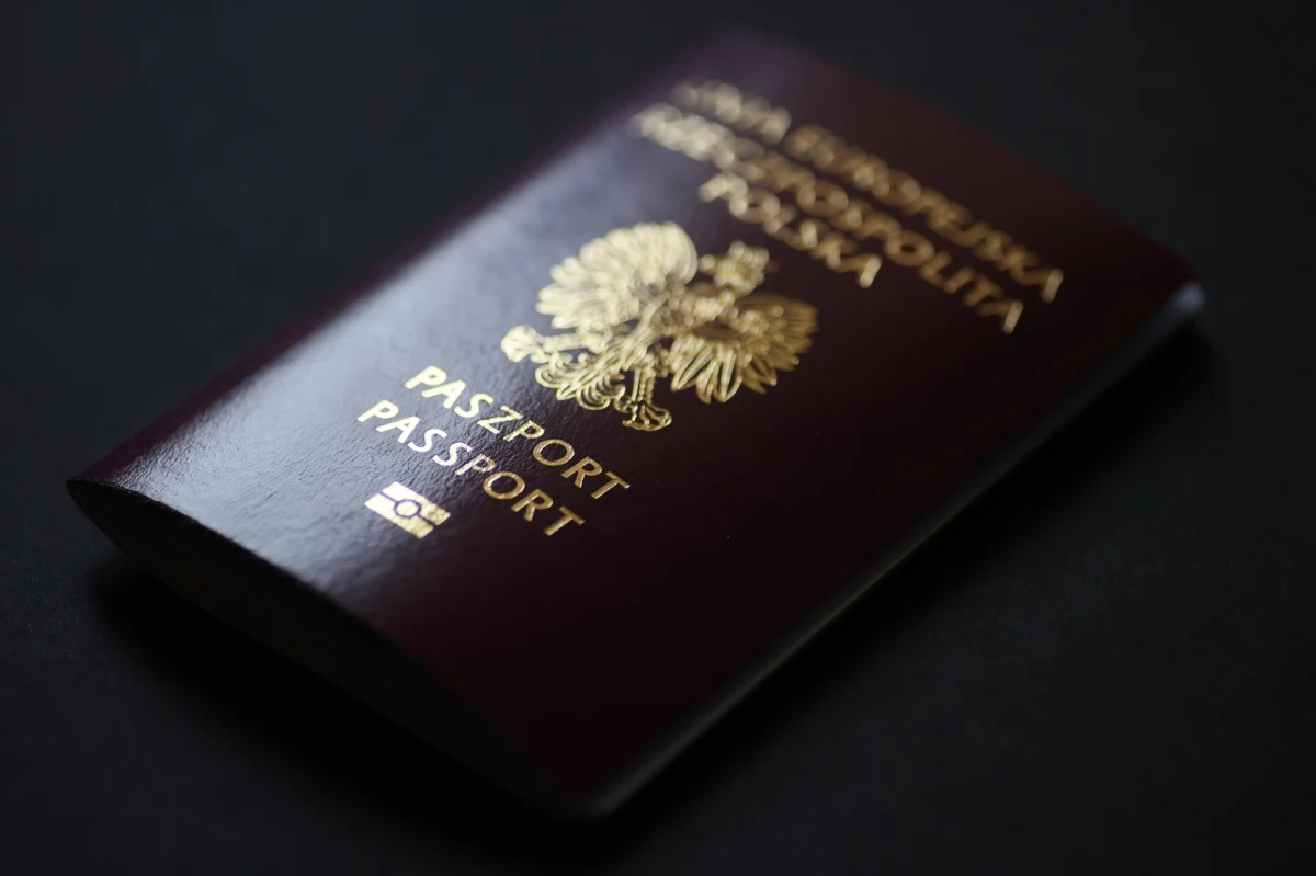 Od 26 czerwca do końca lipca sprawy paszportowe będzie można składać w urzędach wojewódzkich także w soboty. "Wydłużenie godzin pracy w tym zakresie nastąpi również w dni powszednie" – poinformował Paweł Szefernaker, wiceminister spraw wewnętrznych i administracji.