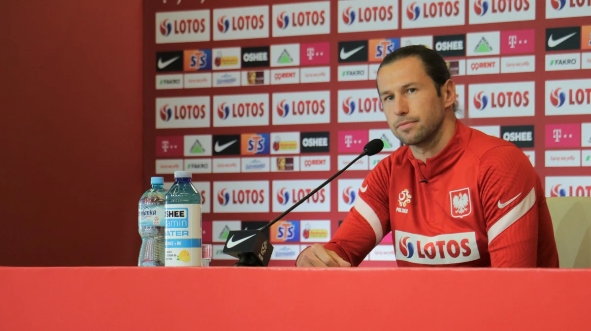 Polscy piłkarze wciąż kajają się po słabym meczu ze Słowacją. Grzegorz Krychowiak, który wczoraj dostał czerwoną kartkę, odważnie na konferencji prasowej przyjął krytykę. "Nie przyszedłem tutaj po to, żeby mówić, że było coś pozytywnego. Nie chcę wychodzić na klauna" - mówił polski pomocnik. O tej zmianie w komunikacji rozmawiali dzisiaj dziennikarze RMF FM Paweł Pawłowski i Wojciech Marczyk w naszym codziennym programie Stały fragment gry. 