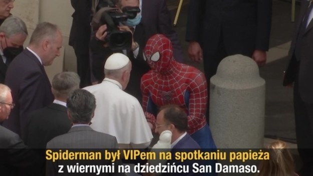 Mężczyzna ubrany w komiksowo-filmowy kostium wręczył papieżowi Franciszkowi swoją maskę. Spiderman był VIPem na spotkaniu papieża z wiernymi na dziedzińcu San Damaso. To 27-letni wolontariusz z północnych Włoch. Codziennie przebiera się w kostiumy superbohaterów i odwiedza chore dzieci w szpitalach.