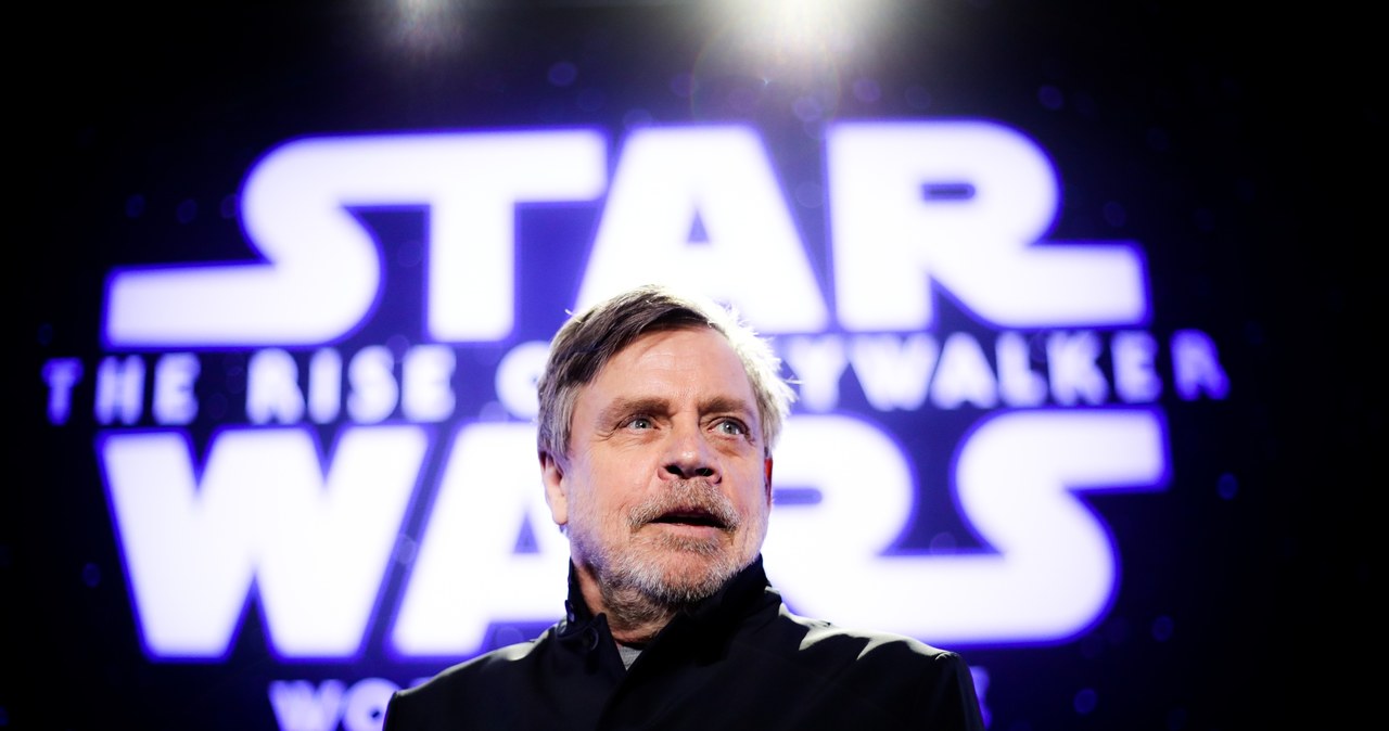 Mark Hamill, kultowy odtwórca roli Luke’a Skywalkera w sadze "Gwiezdne wojny", opublikował w mediach społecznościowych archiwalną fotografię, na której uwieczniono jak, ubrany w aksamitną marynarkę, podaje rękę nieżyjącej już młodszej siostrze królowej Elżbiety II - Małgorzacie Windsor.