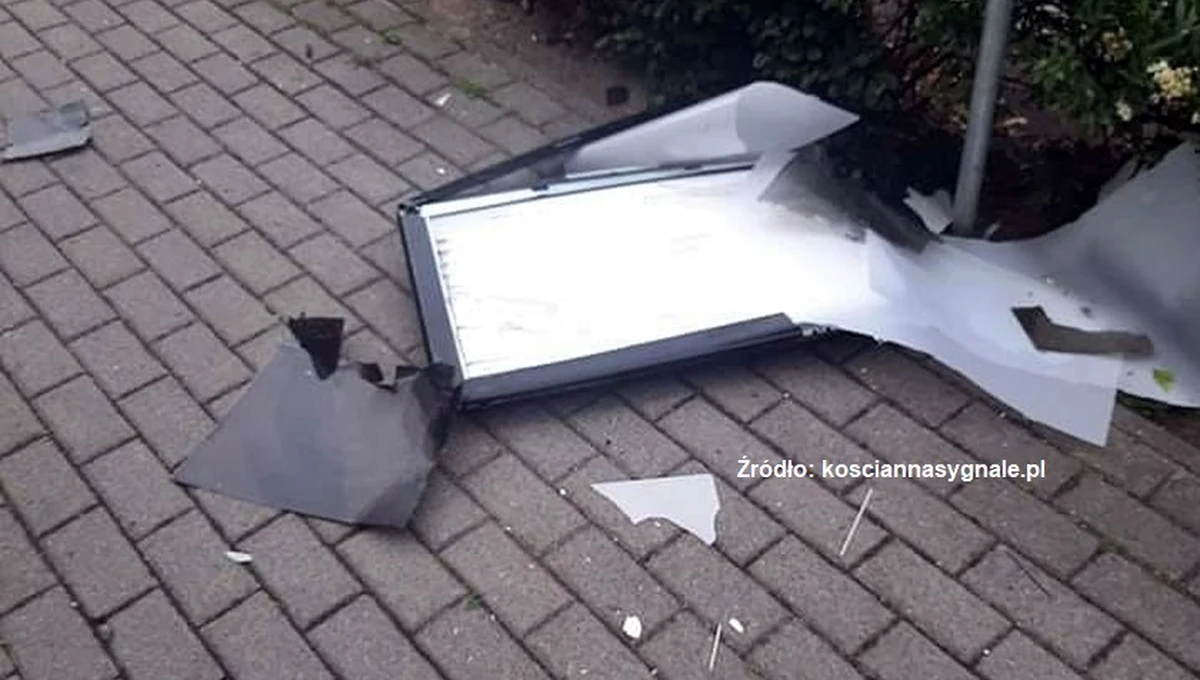 Do niecodziennego zdarzenia doszło wczoraj wieczorem na jednym z osiedli w wielkopolskim Kościanie. Zaraz po zakończonym porażką meczu Polski ze Szwecją, z okna na trzecim piętrze ktoś wyrzucił telewizor. Policja poszukuje jego właściciela. 