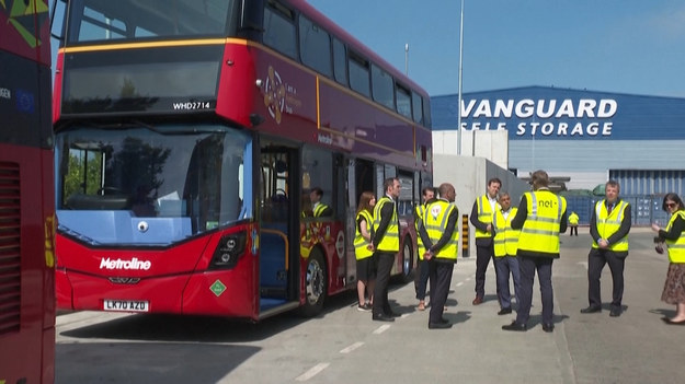 Burmistrz Londynu Sadiq Khan uczestniczył w odbiorze nowych autobusów napędzanych wodorem. Zaprojektowane zostały w celu uzupełnienia istniejącej floty pojazdów elektrycznych. Przewoźnik zapewnienia, że ​​do 2030 roku wszystkie autobusy w stolicy Wielkiej Brytanii będą z zerową emisją dwutlenku węgla.