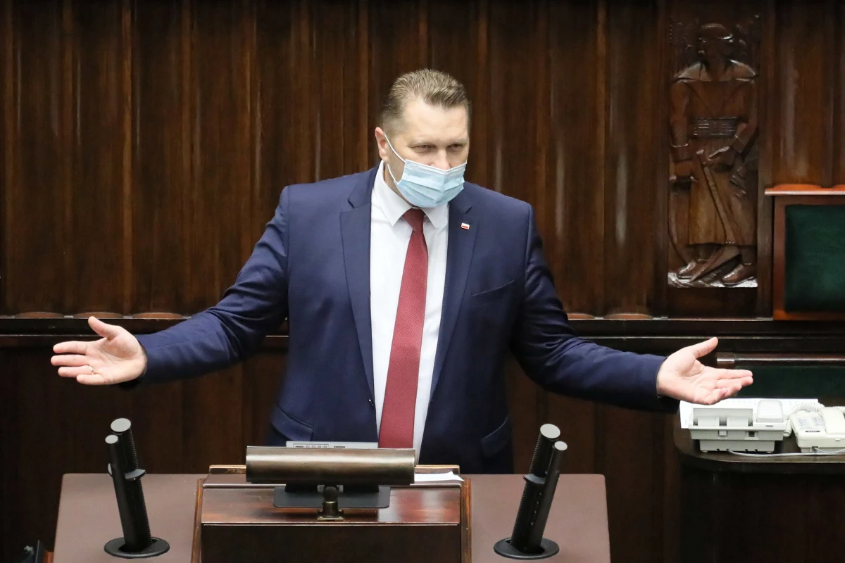 Małopolska kurator oświaty Barbara Nowak jest jednym z najlepszych kuratorów w historii Polski, jedynie jej prywatne wypowiedzi na Twitterze mogłyby być delikatniejsze - tak minister edukacji i nauki Przemysław Czarnek skomentował słowa urzędniczki, która stwierdziła, że Uniwersytet Jagielloński "zamienia się w agencję towarzyską". Sprawa była tematem jednego z zadanych Czarnkowi pytań poselskich.