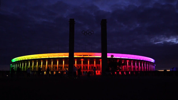 Stadion Olimpijski w Berlinie został oświetlony w środę wieczorem kolorami flagi LGTBIQ z okazji meczu rundy eliminacyjnej grupy F UEFA EURO 2020 pomiędzy Niemcami a Węgrami w Monachium. We wtorek odrzucono wniosek miasta Monachium o oświetlenie Allianz Arena kolorami tęczy na ten mecz. Ten ruch został odebrany jako protest przeciwko nowemu prawu na Węgrzech, które zakazuje osobom poniżej 18 roku życia.