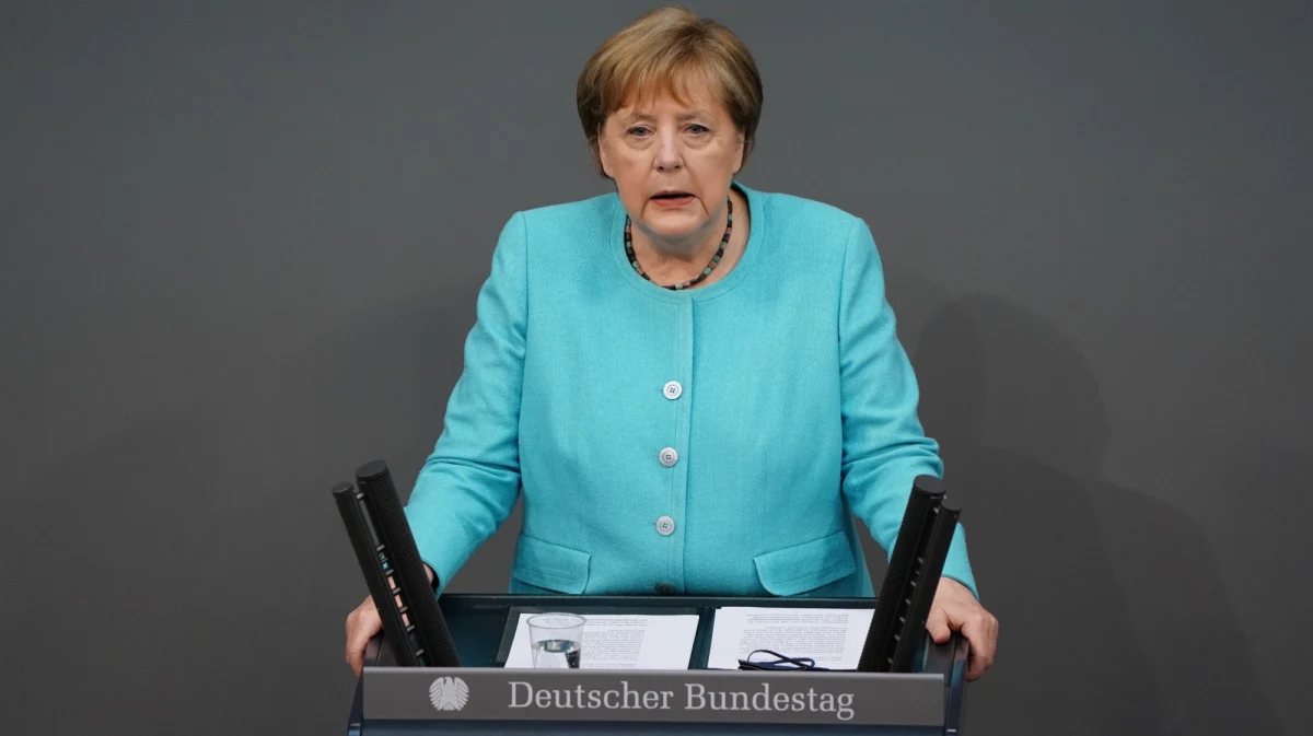 ​Kanclerz Angela Merkel chce większej koordynacji reakcji na działania Rosji. W Bundestagu wezwała do wspólnej odpowiedzi UE na "hybrydowe ataki Rosji". Zasugerowała również, że Unia powinna dążyć do bezpośrednich rozmów z prezydentem Rosji Władimirem Putinem.