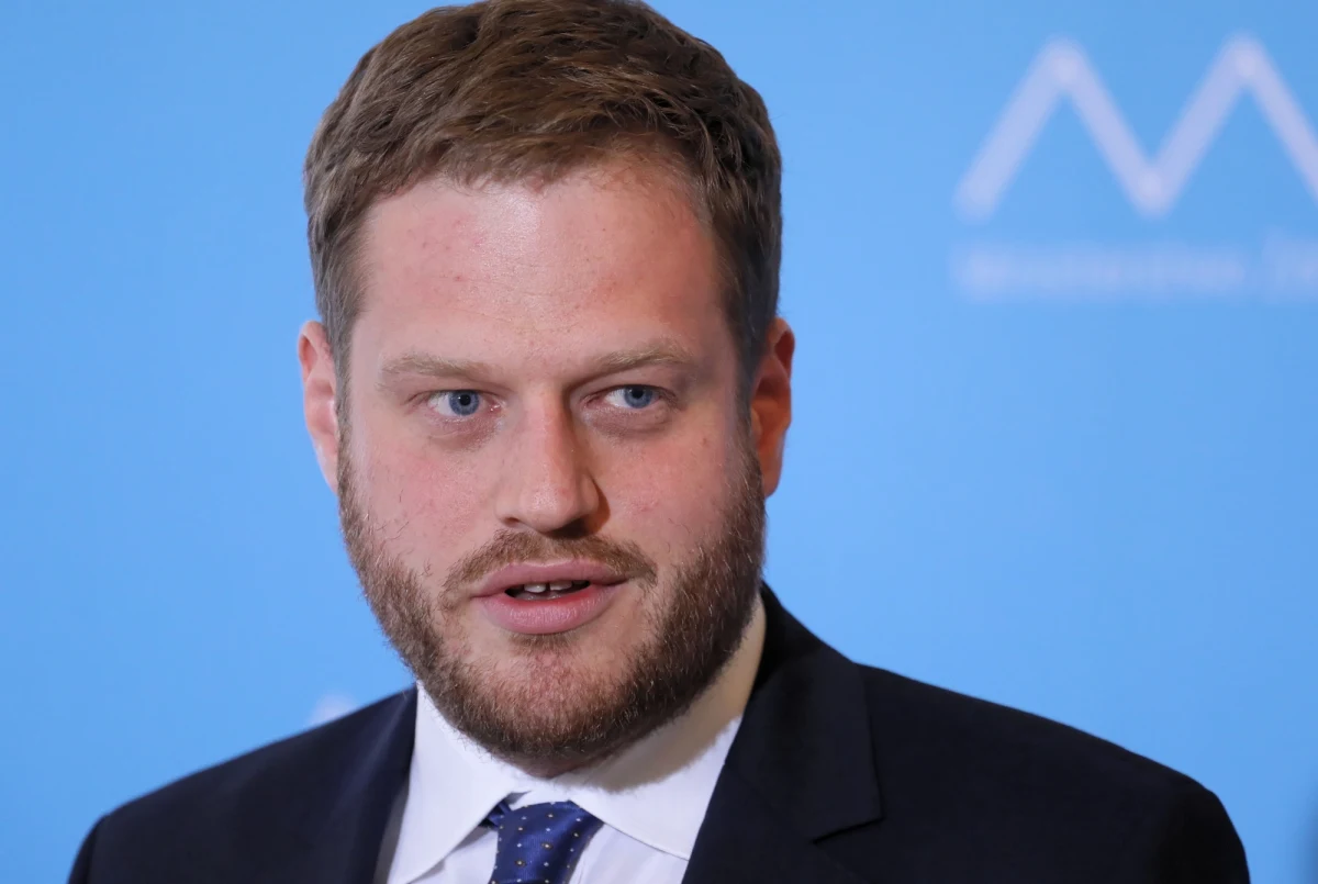 Pełnomocnik rządu ds. cyberbezpieczeństwa Janusz Cieszyński nie przyszedł w czwartek do Sejmu, by odpowiedzieć na pytania posłów KO ws. korzystania przez członków rządu z prywatnych skrzynek mailowych do służbowej korespondencji. Sekretariat pełnomocnika miał go źle poinformować o terminie posiedzenia.