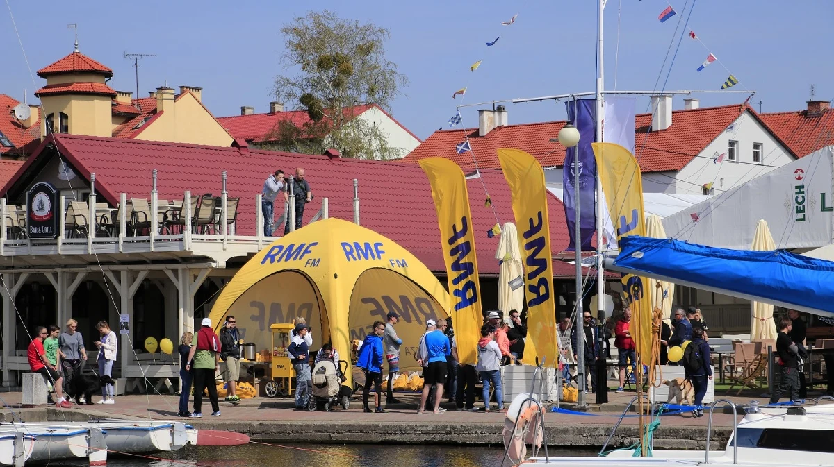 Lato z RMF FM zacznie się już 26 czerwca w Mikołajkach. Powstanie tam żółto-niebieskie miasteczko. W wakacje zaprosimy Was również m.in. w niezwykłą podróż Przebojowym Pociągiem RMF FM z gwiazdami, na Maraton Serialu "07 zgłoś się" i na wspólne oglądanie wschodu Słońca z Dawidem Kwiatkowskim.
