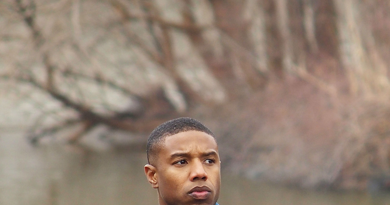 ​Michael B. Jordan, gwiazdor takich produkcji, jak "Czarna Pantera", "Tylko sprawiedliwość" czy filmowa seria "Creed", postanowił sprawdzić się w roli biznesmana i wypuścił na rynek autorską linię rumu. Projekt nie przypadł jednak do gustu odbiorcom. Powodem kontrowersji jest nazwa trunku, która przywodzi na myśl coroczny festiwal celebrujący kulturę mieszkańców wysp karaibskich. "Teraz, kiedy już wiesz, co to słowo oznacza, zmień nazwę i dalej rozwijaj swoją markę" - zaapelowała raperka Nicki Minaj.