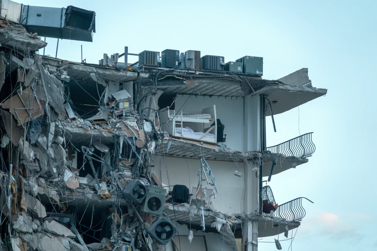 ​Ponad 80 jednostek straży pożarnej uczestniczy w akcji ratunkowej po częściowym zawaleniu się 12-piętrowego budynku mieszkalnego w aglomeracji Miami. Media informują o co najmniej jednej ofierze śmiertelnej i kilku rannych. W gruzowisku wciąż mogą znajdować się ludzie.