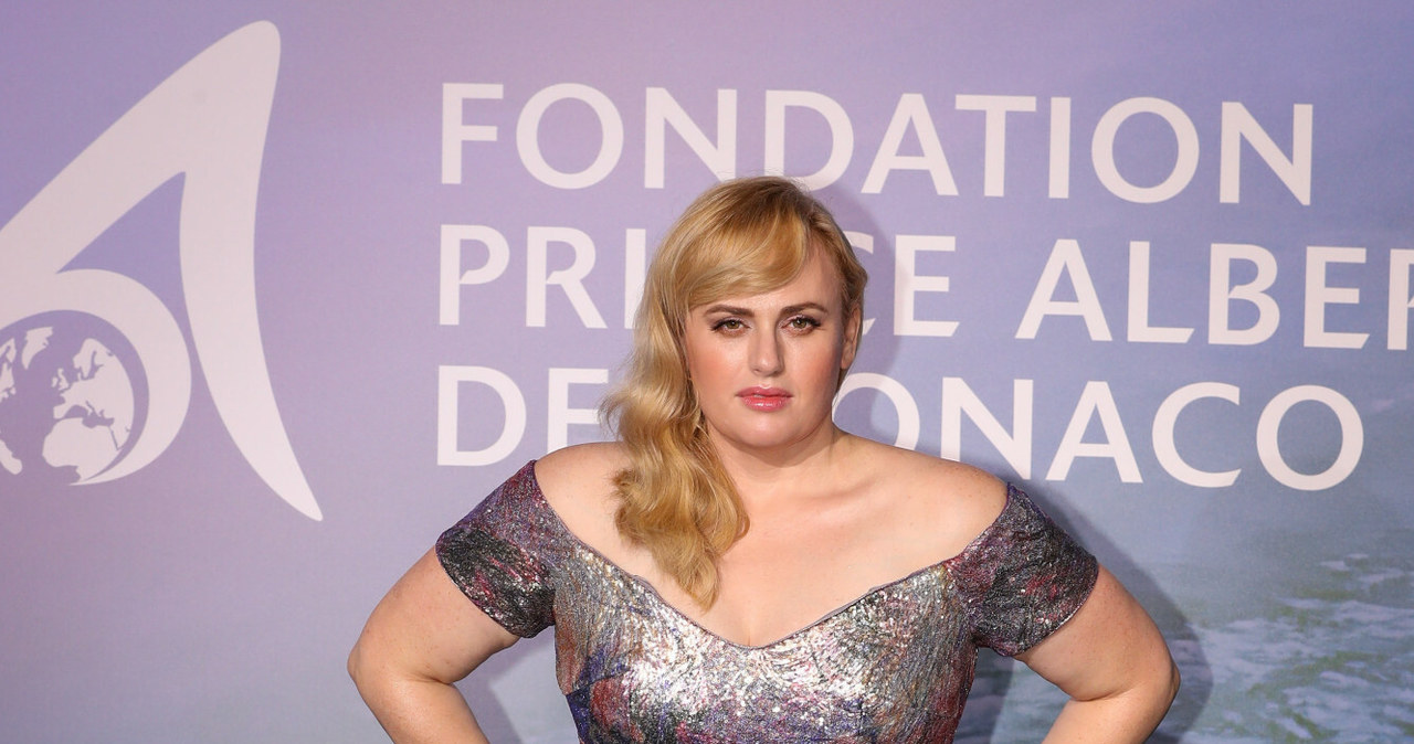 Rebel Wilson opublikowała w sieci zdjęcia z planu swojego najnowszego filmu. Różowa kreacja idealnie podkreśla sylwetkę aktorki. Wilson w ostatnim czasie sporo zeszczuplała, a w nowej produkcji wcieli się w rolę... cheerleaderki.