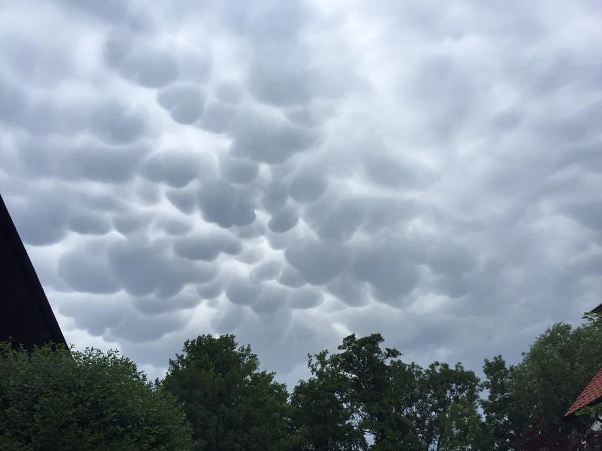 Nad Warszawą pojawiły się dziś po południu nietypowe chmury – przypominające bąbelki. To tzw. mammatusy. 
