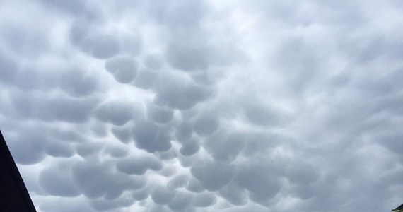Nad Warszawą pojawiły się dziś po południu nietypowe chmury – przypominające bąbelki. To tzw. mammatusy. 