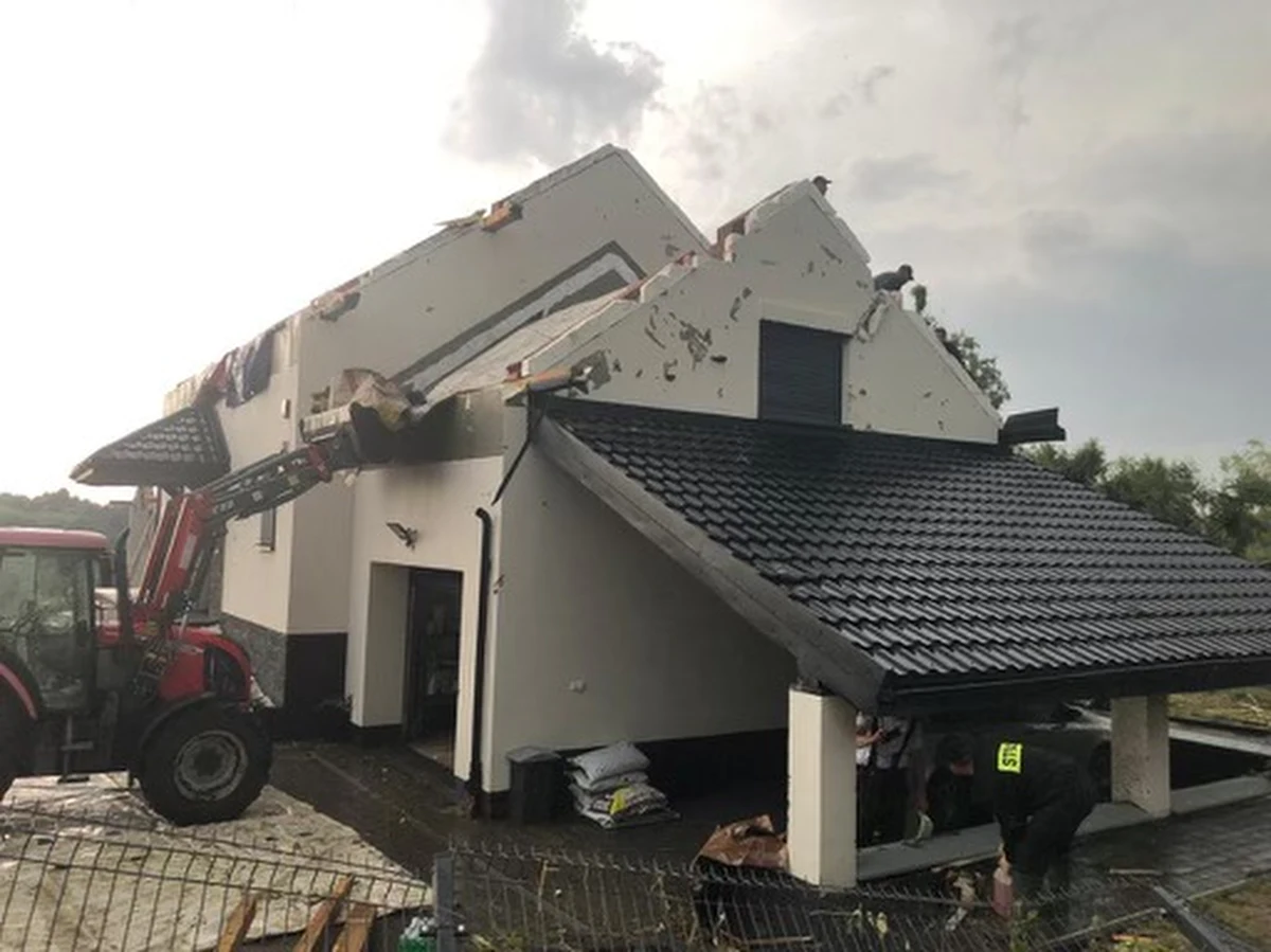 Ogromne zniszczenia po przejściu trąby powietrznej w okolicy Nowego Sącza - zerwane dachy, uszkodzone domy i budynki gospodarcze, połamane drzewa. Jedna osoba została ranna. Żywioł uszkodził 70 budynków - domów  i budynków gospodarczych. Jak zapewnił wojewoda małopolski Łukasz Kmita, poszkodowani mieszkańcy mogą liczyć na pierwsze zasiłki. Na miejscu zebrał się sztab zarządzania kryzysowego. Zdjęcia i filmy z nagłego zdarzenia nadesłaliście na Gorącą Linię RMF FM.