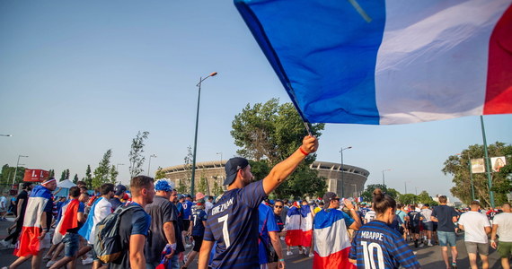 Grupka francuskich kibiców swoją przygodę z Euro 2020 zapamięta na długo i to nie ze względu na sportowe emocje, a na problemy logistyczne. Francuzi pomylili miasta i zamiast polecieć do Budapesztu na mecz Węgry – Francja, wylądowali w stolicy Rumunii – Bukareszcie. 