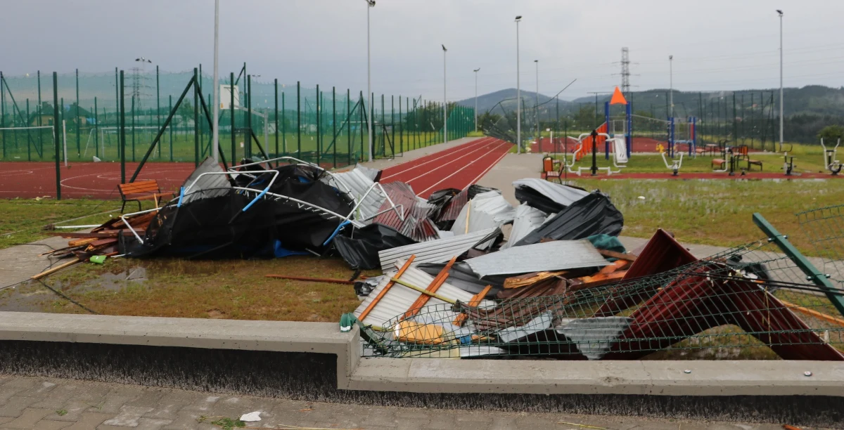 Strażacy przez cały wieczór i noc usuwali skutki przejścia trąby powietrznej nad miejscowościami Librantowa i Koniuszowa koło Nowego Sącza. Zabezpieczali też ponad 70 uszkodzonych budynków. Trwa szacowanie strat. Władze zapewniają, że pierwsza pomoc zostanie wypłacona poszkodowanym bardzo szybko. 