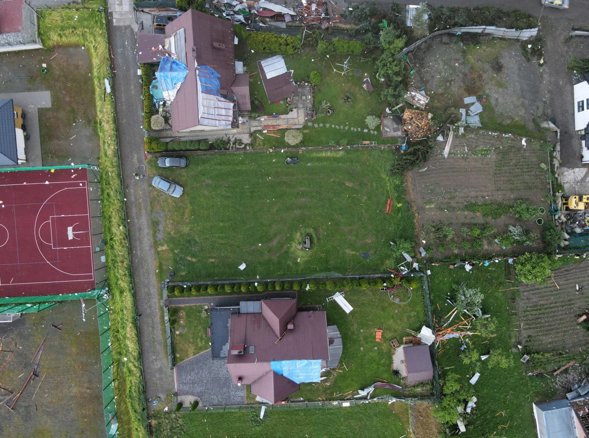 Trzy osoby zostały niegroźnie ranne podczas nawałnic, które w czwartek przeszły nad Polską. Strażacy interweniowali ponad trzy tysiące razy i jak podkreślają na pewno nie jest to ostateczny bilans. Nad miejscowościami Librantowa i Koniuszowa koło Nowego Sącza przeszła trąba powietrzna. Porywisty wiatr dał się we znaki również mieszkańcom woj. lubelskiego. 