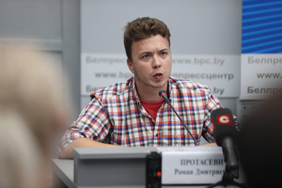 Białoruski opozycyjny dziennikarz i bloger Raman Pratasiewicz i jego partnerka, obywatelka Rosji Sofia Sapiega zostali przeniesieni z aresztu do aresztu domowego – donosi sekcja rosyjska BBC. Pratasiewicz i Sapiega zostali aresztowani 23 maja po tym, jak siły reżimu Alaksandra Łukaszenki zmusiły samolot linii Ryanair, którym lecieli opozycjoniści, do lądowania w Mińsku.
