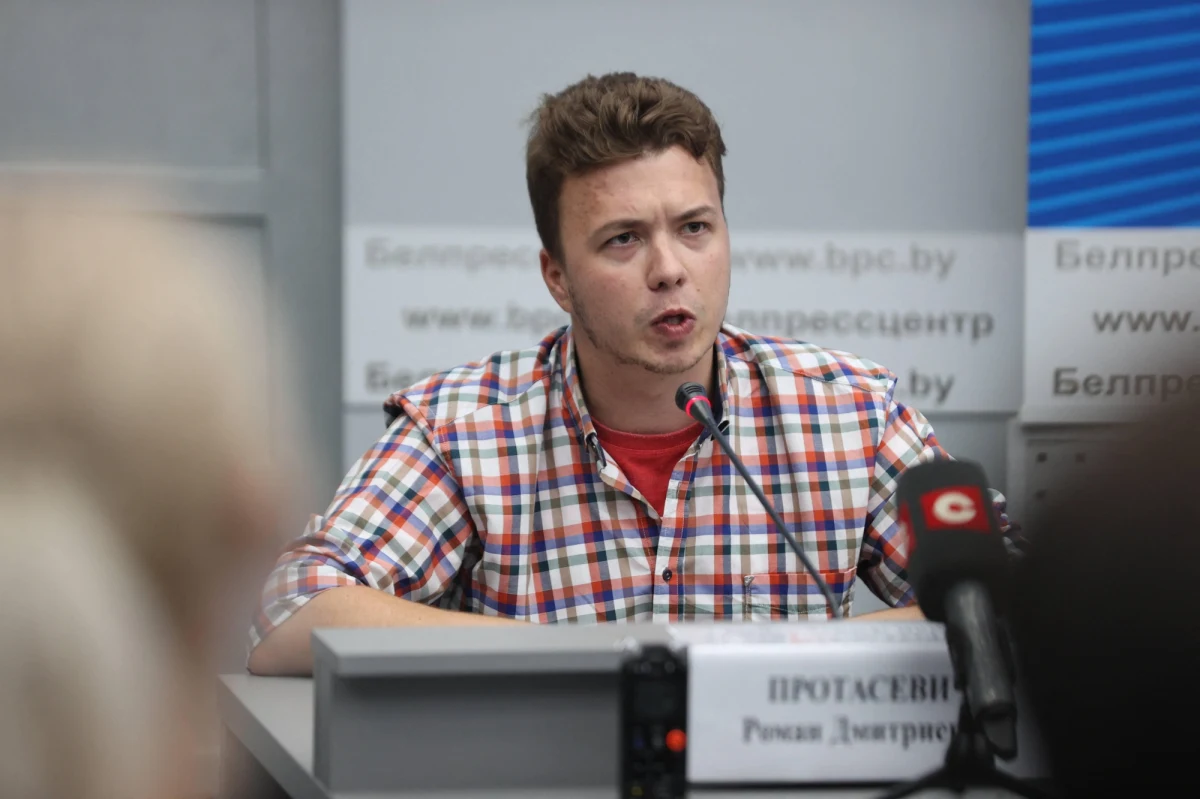 Białoruski opozycyjny dziennikarz i bloger Raman Pratasiewicz i jego partnerka, obywatelka Rosji Sofia Sapiega zostali przeniesieni z aresztu do aresztu domowego – donosi sekcja rosyjska BBC. Pratasiewicz i Sapiega zostali aresztowani 23 maja po tym, jak siły reżimu Alaksandra Łukaszenki zmusiły samolot linii Ryanair, którym lecieli opozycjoniści, do lądowania w Mińsku.