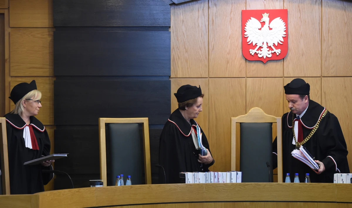 Żaden z klubów parlamentarnych nie przedstawił kandydatury na stanowisko, które w Trybunale Konstytucyjnym zwolni się za niecałe cztery tygodnie. 22 lipca kończy się kadencja ostatniego niewybranego głosami PiS sędziego, prof. Leona Kieresa. Termin zgłoszeń upłynął w środę.