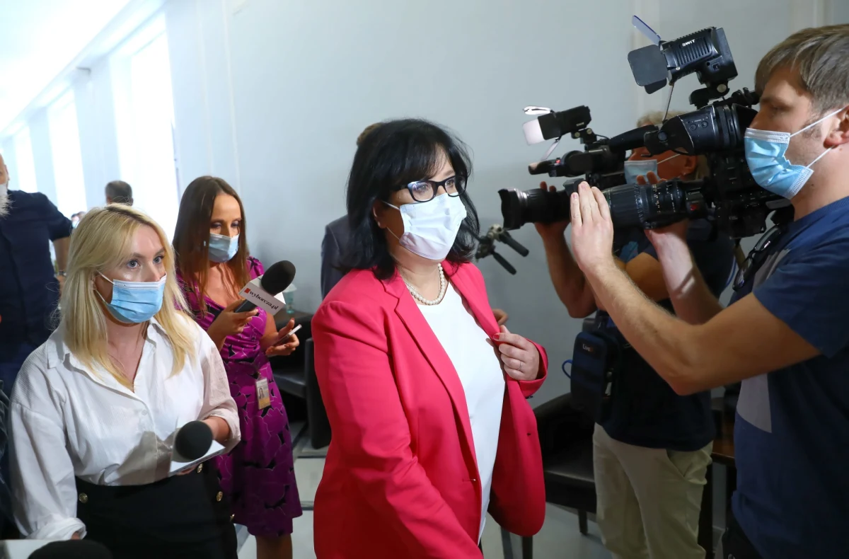 "Odejście posłów z PiS to ich nagła decyzja; jeśli chodzi o poseł Janowską wydaje się, że doszło tutaj do nieporozumienia" - oceniła rzeczniczka Prawa i Sprawiedliwości Anita Czerwińska w kontekście opuszczenia klubu przez Zbigniewa Girzyńskiego, Małgorzatę Janowską i Arkadiusza Czartoryskiego. Czerwińska zapewniła jednocześnie, że "rząd ma całkiem niezłą większość w Sejmie, co pokazały ostatnie głosowania". 