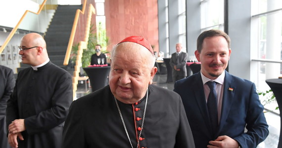 Pierwsi polscy duchowni zostali przesłuchani w sprawie możliwych zaniedbań kardynała Stanisława Dziwisza, dotyczących wykorzystywania seksualnie nieletnich przez duchownych. Wśród osób, które złożyły zeznania, był ksiądz Tadeusz Isakowicz-Zaleski – dowiedzieli się dziennikarze RMF FM. Duchowny zdradził, że przesłuchanie dotyczyło nie tylko spraw opisywanych w mediach. „Dodałem do tych spraw listy osób, które napisały do mnie. Przesłuchanie przeprowadził bezpośrednio kardynał Angelo Bagnasco. (…) To było klasyczne przesłuchanie z wszystkimi zasadami. Miałem prawo wnieść uwagi do protokołu” – mówił Isakowicz-Zaleski. 
