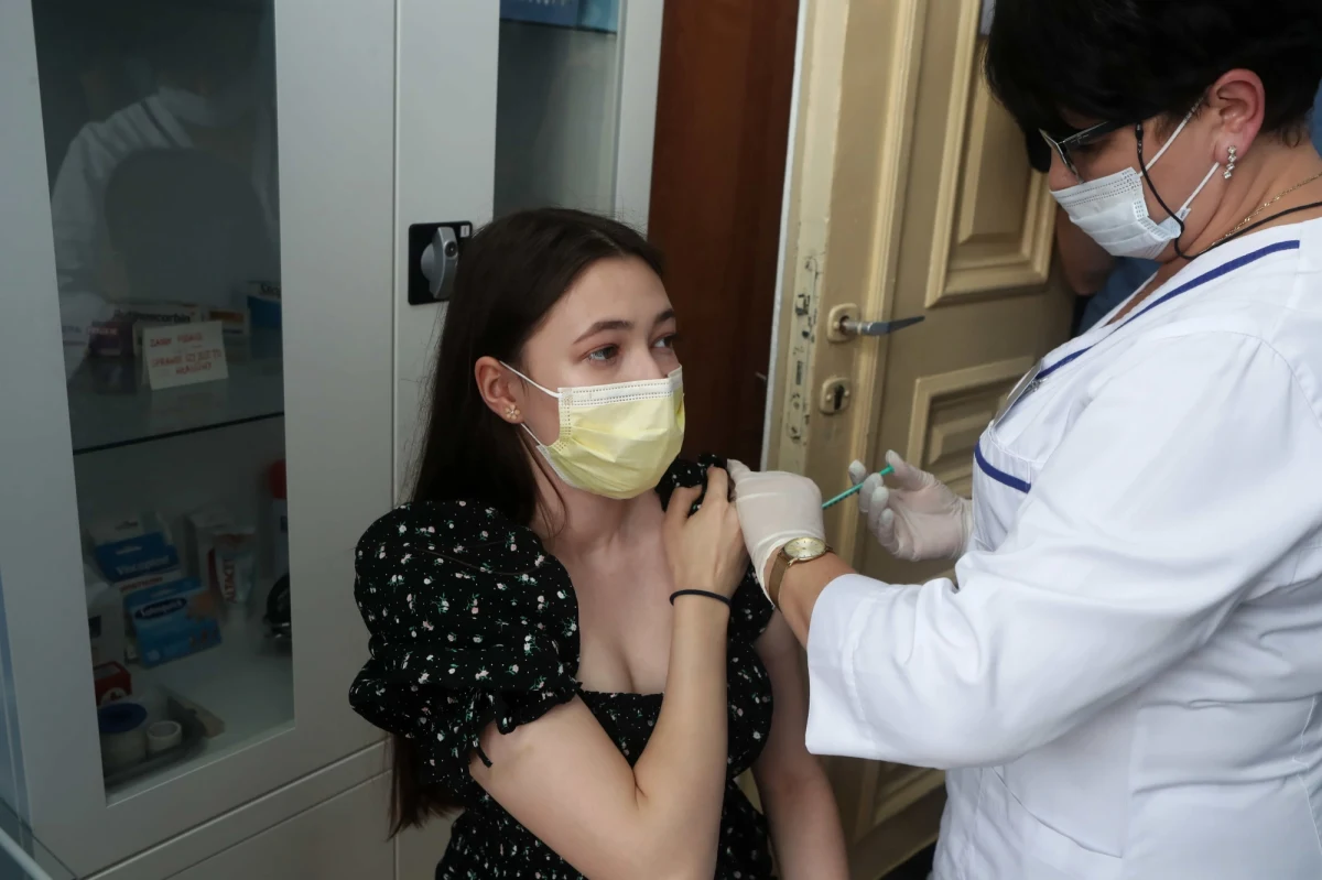 Ruszyła telefoniczna akcja zapisów na szczepienia przeciw koronawirusowi – poinformowano na stronie Narodowego Funduszu Zdrowia. Do osób niezaszczepionych i niezapisanych na szczepienie będą dzwonić konsultanci Infolinii Narodowego Programu Szczepień (989).