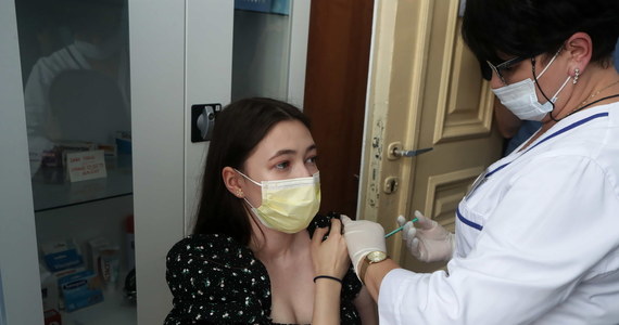 Ruszyła telefoniczna akcja zapisów na szczepienia przeciw koronawirusowi – poinformowano na stronie Narodowego Funduszu Zdrowia. Do osób niezaszczepionych i niezapisanych na szczepienie będą dzwonić konsultanci Infolinii Narodowego Programu Szczepień (989).