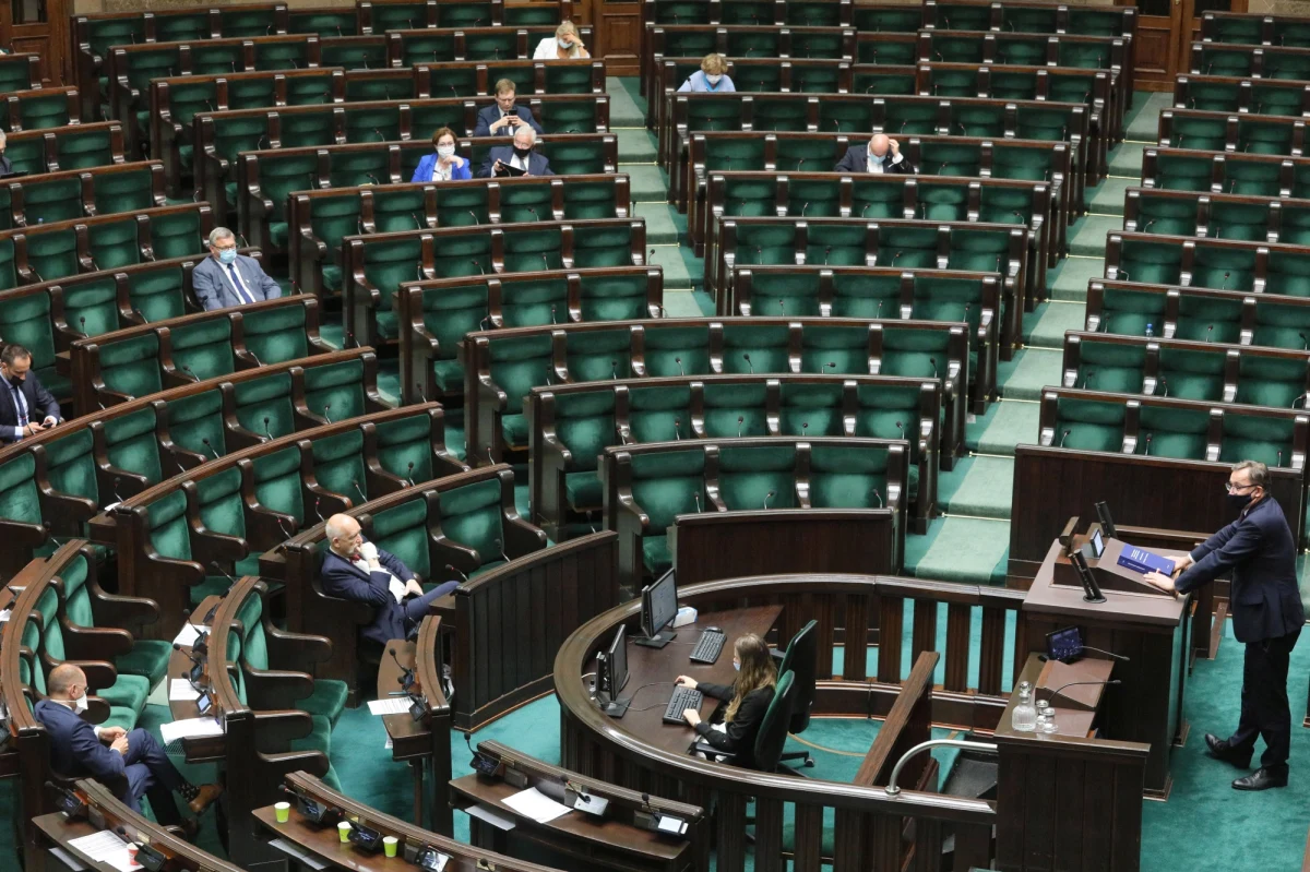 Rozumiem argumentację trojga posłów, którzy odeszli z klubu PiS; mówią o tym, że jest to forma sprzeciwu wobec podwyższenia podatków w propozycjach zawartych w Polskim Ładzie; myślę, że jest to racjonalna postawa - podkreślił w piątek rozmowie z PAP lider PSL Władysław Kosiniak-Kamysz.