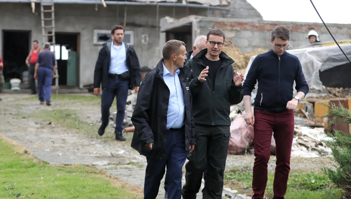 Straty po przejściu trąby powietrznej robią gigantyczne wrażenie; człowiek się zastanawia, jak to niemalże możliwe, że nikomu się nic stało - podkreślił w piątek w Librantowej premier Mateusz Morawiecki. 