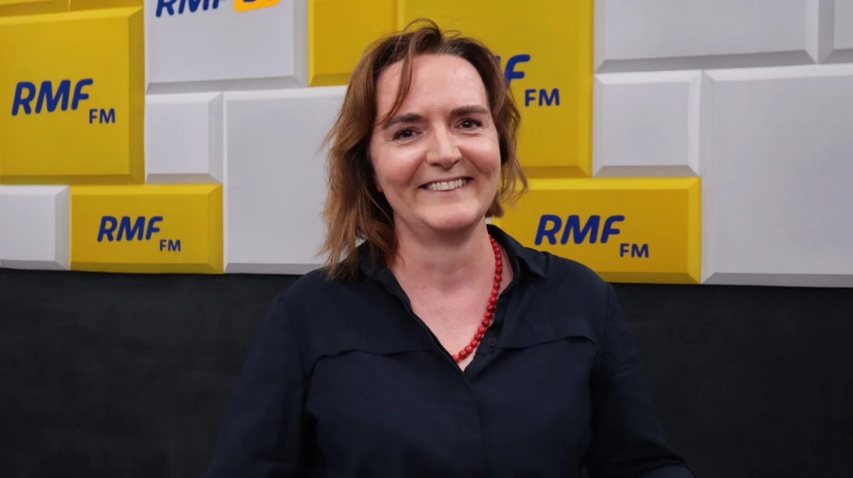 „Czasem w domach nie ma podłogi. To są takie sytuacje, kiedy wchodzi się do domu pani Marii i widzi się, jak 80-letnia kobiet w zimie odcina kawałki lodu i potem przy piecu – takim jak z XIX wieku – topi lód na wodę. Do tego są potrzebni wolontariusze. Wolontariusz dociera do takich miejsc, do których czasem nie dotarł nigdy nikt z opieki społecznej, instytucjonalnej” –  tak o tym, w jakich okolicznościach wolontariusze Szlachetnej Paczki docierają do osób potrzebujących pomocy, mówiła w Popołudniowej rozmowie w RMF FM Joanna Sadzik.  Prezes Stowarzyszenia Wiosna organizującego Szlachetną Paczkę podkreśliła, że w tym momencie pani Maria ma już wyremontowany pokój. „Ma aneks kuchenny z doprowadzonym gazem, ma normalną toaletę, ma szambo, które jest regularnie opróżniane. Ma prysznic w domu. Pani Maria powiedziała, że pierwszy raz od 40 lat umyła się w ciepłej wodzie”. 