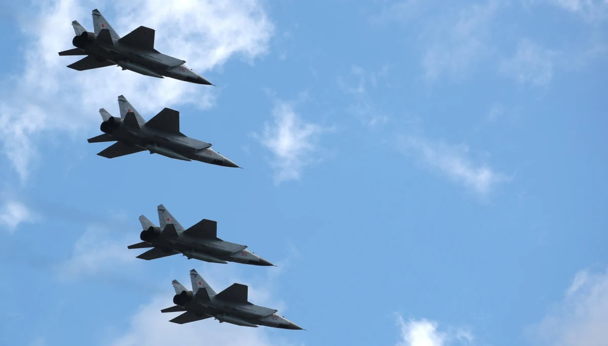 Rosyjskie siły zbrojne rozpoczęły zakrojone na szeroką skalę ćwiczenia na Morzu Śródziemnym z udziałem samolotów bojowych zdolnych do przenoszenia pocisków naddźwiękowych. Jak piszą agencje, jest to pokaz siły po incydencie z brytyjskim niszczycielem na Morzu Czarnym.
