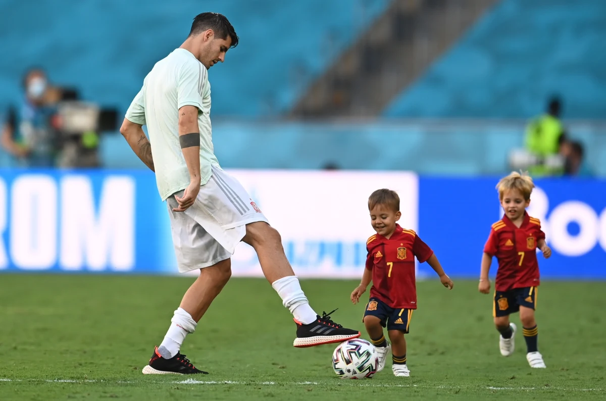 Hiszpański napastnik Alvaro Morata w wywiadzie dla radia CadenaCope zdradził, że po meczu z Polską na Euro 2020 zalała go fala hejtu. „Dostałem groźby, obrażano mnie i moją rodzinę. Ludzie pisali, że mają nadzieję, że moje dzieci zginą”. 