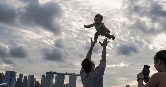 Singapur wprowadza taktykę "życia z Covidem" - bez kwarantanny, testów i codziennej statystyki. To państwo-miasto odniosło jeden z największych na świecie sukcesów w walce z Covid-19. Na ponad 5 mln mieszkańców w pełni zaszczepionych jest ponad 2 mln osób. Władze podały, że będą traktować koronawirusa jak inne choroby endemiczne, np. grypę.