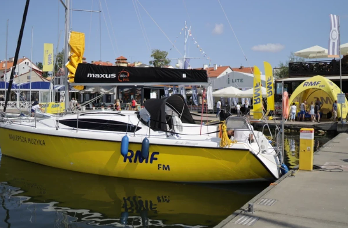 W sobotę wielkie otwarcie wakacji z RMF FM w Mikołajkach. Naszego żółto-niebieskiego miasteczka szukajcie w Wiosce Żeglarskiej.  Wśród atrakcji, jakie przygotowaliśmy, będzie m.in. koncert akustyczny Antka Smykiewicza, loty żółto-niebieskim balonem i rejsy motorówką RMF FM oraz kulinarne przysmaki.