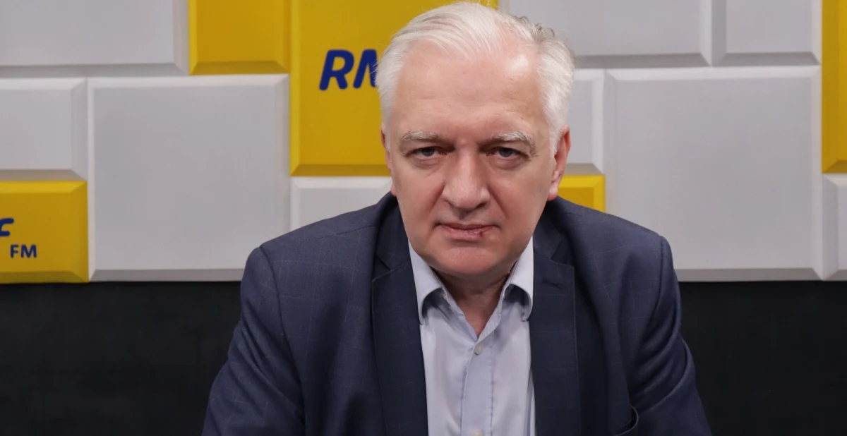 "Nie jestem zaskoczony decyzją trójki posłów. Zbigniew Girzyński informował mnie o planach powołania takiego koła parę tygodni temu. Interpretuję to wydarzenie w kategoriach osłabienia Zjednoczonej Prawicy" - stwierdził gość Krzysztofa Ziemca w RMF FM - wicepremier Jarosław Gowin, pytany o piątkowe odejście z klubu PiS Zbigniewa Girzyńskiego, Małgorzaty Janowskiej i Arkadiusza Czartoryskiego. "Straciliśmy jako klub parlamentarny większość. To nie oznacza, że będziemy przegrywać głosowania. Będzie dużo trudniej prowadzić spójną politykę" - dodał lider Porozumienia. "Musimy wyciągnąć wnioski z tego, co się stało. Musimy się zastanowić, dlaczego nasz klub się zmniejsza. Moim zdaniem za mało rozmów, za mało wzajemnego szacunku" - ocenił, pytany o powody odejść ze Zjednoczonej Prawicy. 