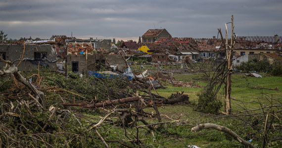 "​Z uwagi na brak zapotrzebowania ze strony czeskiej na pomoc międzynarodową oraz ustabilizowanie się sytuacji pogodowej w kraju, polecono rozformować grupę ratowniczą PSP, która miała udać się do Czech z pomocą w usuwaniu skutków tornada" - poinformował dzisiaj rzecznik Państwowej Straży Pożarnej Krzysztof Batorski. Czwartkowe tornado było dla naszych sąsiadów fatalne w skutkach, poza zniszczeniami materialnymi, zmarło 5 osób a 150 zostało rannych. 