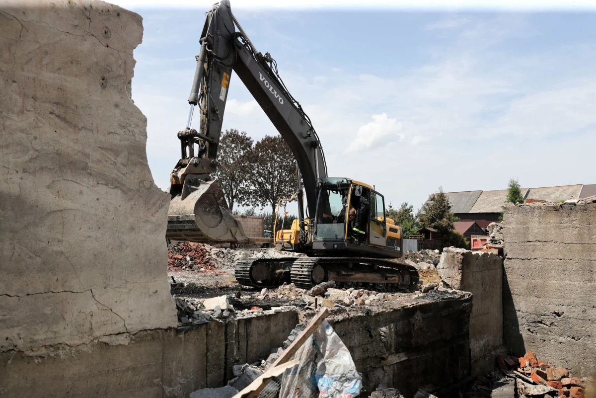 Już osiem domów zniszczonych w wielkim pożarze w Nowej Białej zakwalifikowanych zostało do całkowitej rozbiórki. Ogień zniszczył wówczas domy ponad setki ludzi.