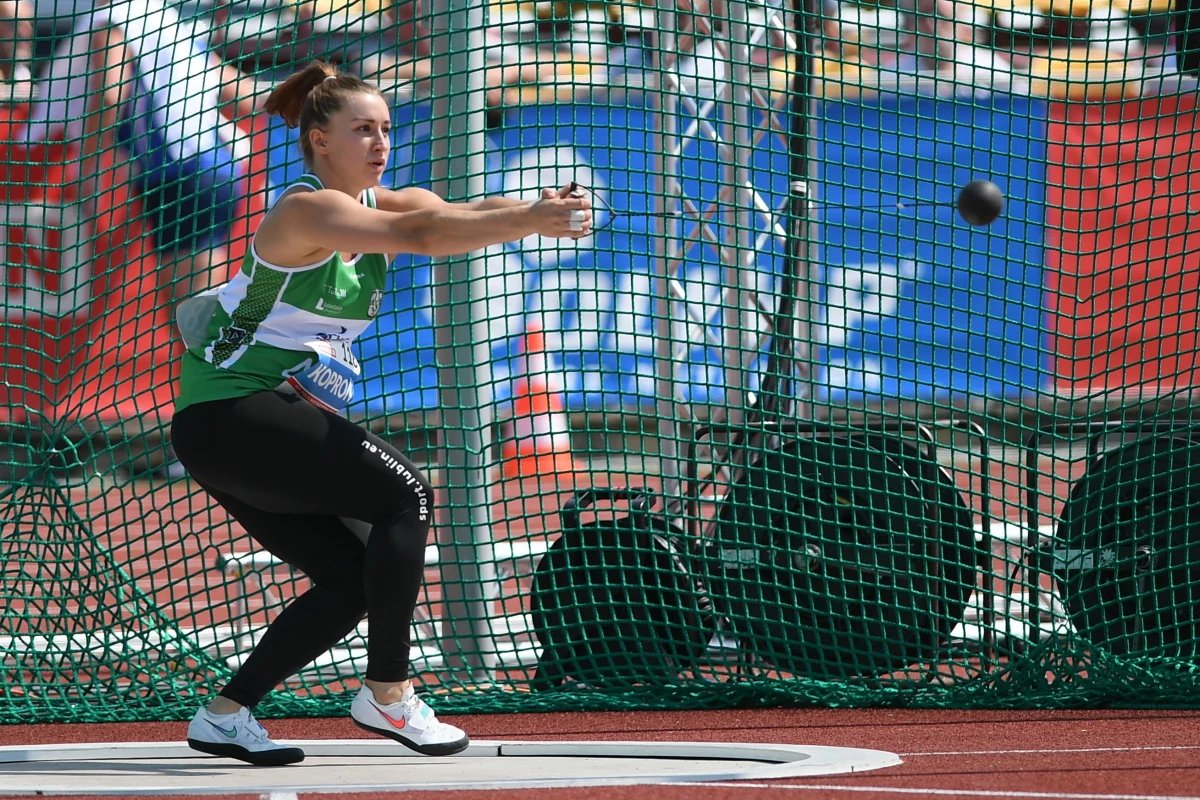 Angelika Sarna i Patryk Dobek zdobyli złote medale w biegu na 800 m w ostatnim dniu lekkoatletycznych mistrzostw Polski w Poznaniu. W konkursie rzutu młotem po raz kolejny w tym sezonie Malwina Kopron okazała się lepsza od Anity Włodarczyk.