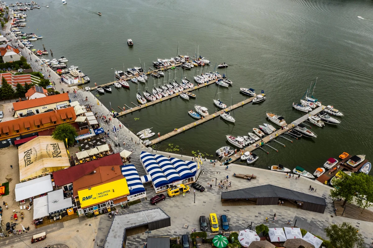 W kalendarzu: sobota 26 czerwca, a to oznacza, że RMF FM otworzyło dzisiaj wakacje! Byliśmy w Mikołajkach razem z naszymi Słuchaczami: świetnie bawiliśmy się w naszym żółto-niebieskim miasteczku w Wiosce Żeglarskiej. Przygotowaliśmy dla Was mnóstwo atrakcji był: m.in. koncert akustyczny Antka Smykiewicza, loty żółto-niebieskim balonem oraz rejsy motorówkami i jachtem RMF FM! Było więc coś dla ducha i dla ciała: nie zabrakło kulinarnych przysmaków.