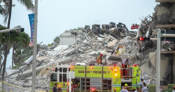 Konsultant budowlany w 2018 roku mówił o "poważnych uszkodzeniach strukturalnych" w kompleksie Condo na Florydzie. Nakłaniał zarządców budynku w Miami do naprawy pękniętych kolumn i kruszejącego betonu. Prace miały się właśnie rozpocząć, gdy budynek zawalił się w nocy ze środy na czwartek. W wyniku katastrofy zginęły 4 osoby a 159 uznano za zaginione - informuje w sobotę NYT.